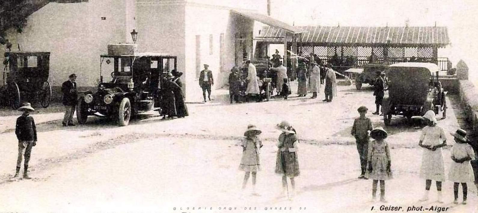 2046- Sidi-Ferruch - Hotel de la Plage - Arrivee2 des Autos - 1915.jpg